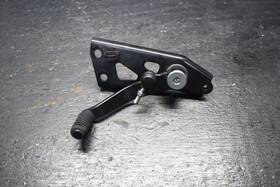 Suzuki 25600-25l00 23-26 Gsx-8r Gsx8r Gsx8s Oem Shifter Shift Pedal Lever Bracket 24 25